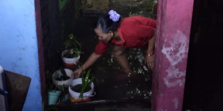 Kondisi rumah warga di Desa Sirnagalih, Kecamatan Cilaku, Kabupaten Cianjur, yang terendam banjir. (Foto: Ist)