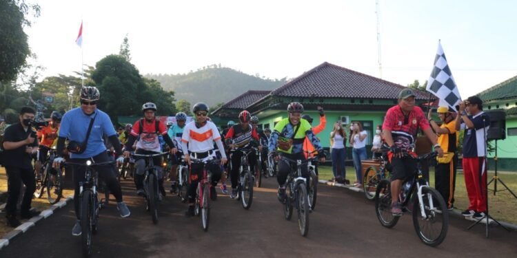 Kapolres Sukabumi AKBP Dedy Darmawansyah melepas ratusan peserta Funbike Semarak Bhayangkara Polres Sukabumi. (Foto : Ist)