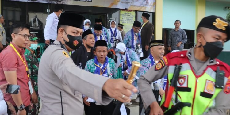 Kapolres Sukabumi AKBP Dedy Darmawansyah pimpin pengamanan pberangkatan haji. (Foto: IST)