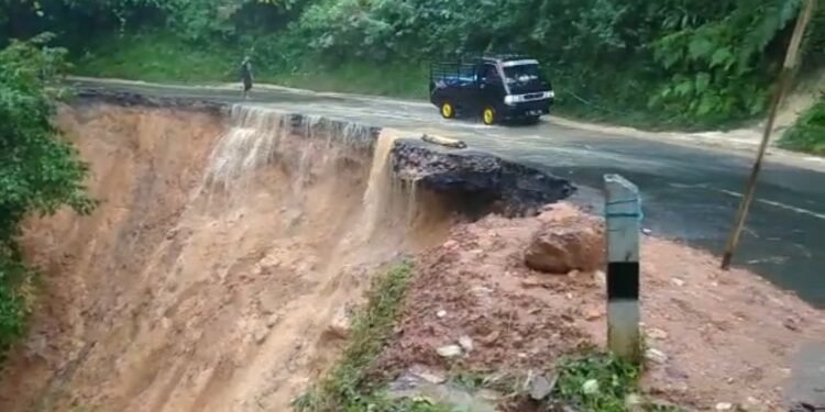 Jalan raya Tanggeung - Sindangbarang amblas mengakibatkan arus lalulintas terganggu. (Foto: IST)