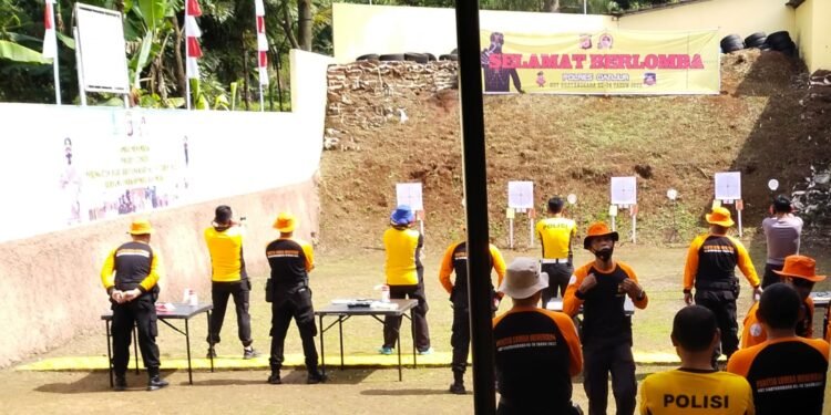 Anggota Polres Cianjur bersaing dalam lomba menembak untuk HUT Bhayangkara ke-76 2022. ( Foto:  PENAMAS.ID )