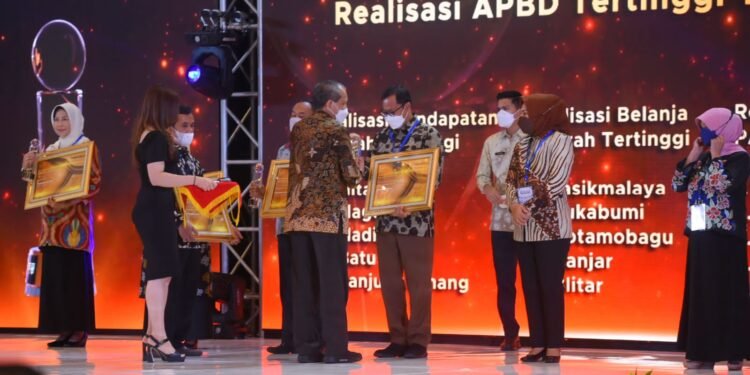 Wali Kota Sukabumi, Achmad Fahmi saat menerima penghargaan dari Kemendagri (Foto: Dok. Pemkot Sukabumi)