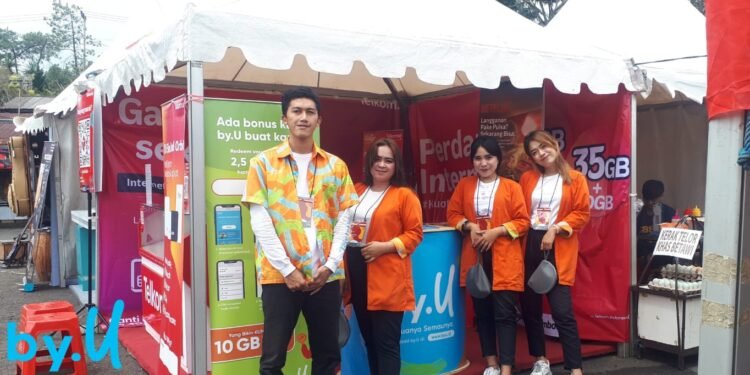 PIC By.U, Muhammad Fauzan (Kiri) bersama tim sales By.U tengah pose di Booth Telkomsel, Cibodas Festival 2022