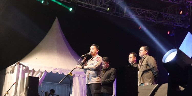 Kapolres Cianjur, AKBP Doni Hermawan didampingi Ketua DPRD Cianjur, Ganjar Ramadhan saat pembukaan Cibodas Festival 2022