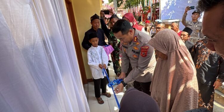 Gunting pita : Kapolres Cianjur AKBP Doni Hermawan resmikan Rumah Mengaji Bhayangkara 76