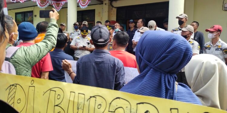 Pedagang cincau Haurwangi lakukan aksi demo ke Disperkimtan dan Pendopo Kabupaten Cianjur