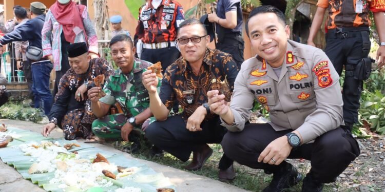 Kapolres Cianjur AKBP Doni Hermawan makan bersama dengan tokoh masyarakat Desa Bobojong, Kecamatan Mande, Kabupaten Cianjur, Kamis (11/08/2022).