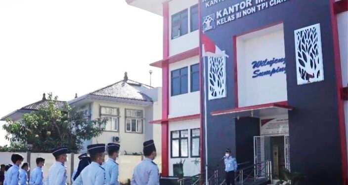 Sejumlah pegawai Kantor Imigrasi Klas III Non TPI Cianjur melaksanakan apel pagi (Foto: dok imigrasi cianjur)