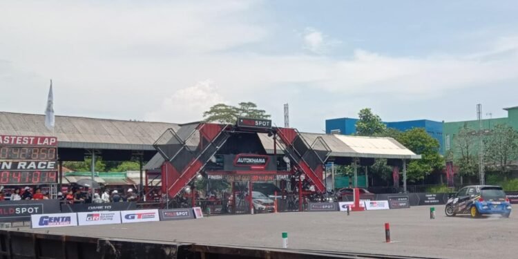 Dampak Cianjur belum punya sirkuit balap, Terminal Pasir Hayam disulap jadi arena Kejurnas Slalom.