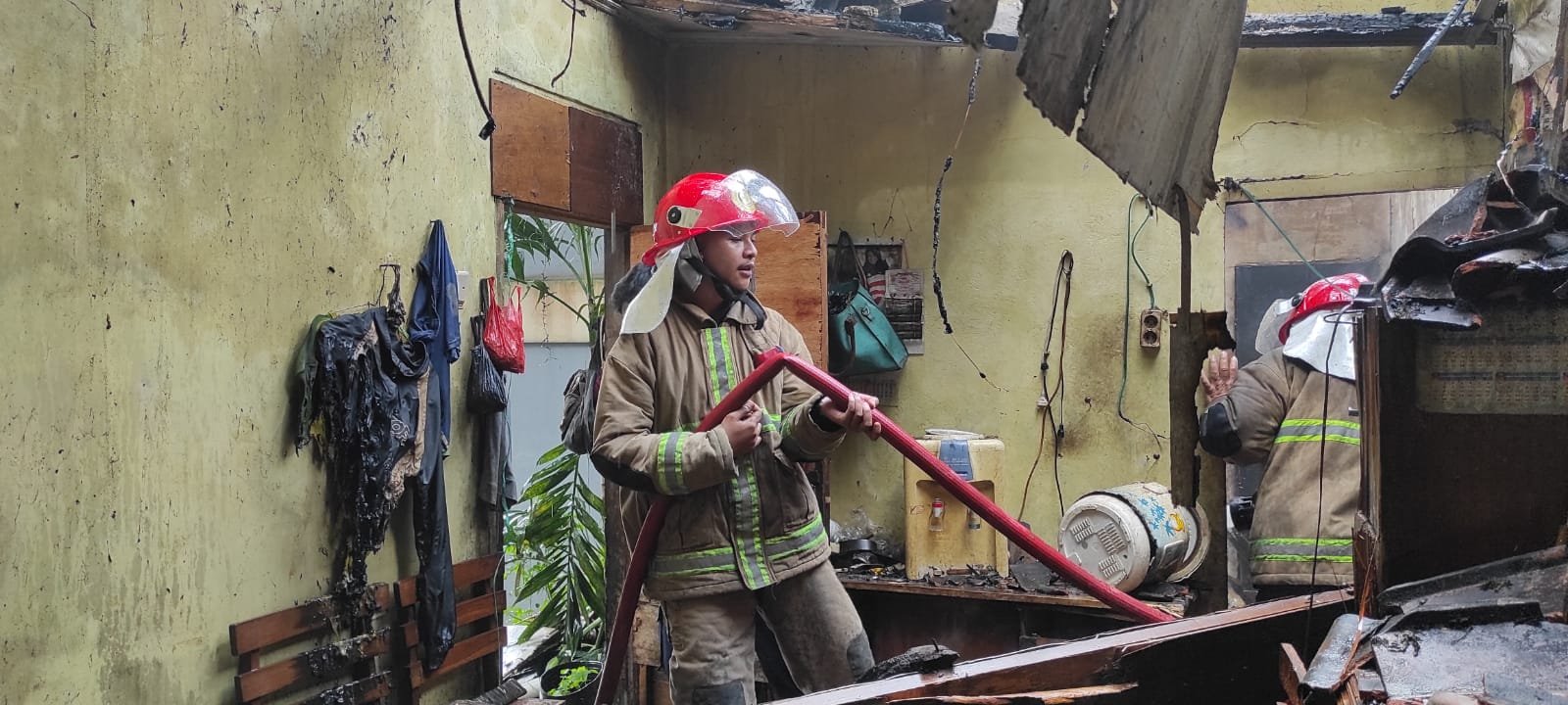 Diduga Akibat Korsleting Listrik, Satu Unit Rumah Di Kota Sukabumi ...