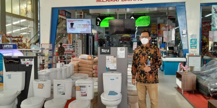 Store Manager Kawan Baru, Heri tengah pose di area depan gedung Kawan Baru