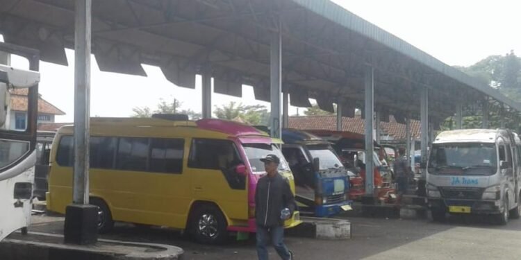 Sejumlah angkutan umum jurusan  Pasirhayam - Cianjur Selatan terparkir di Terminal