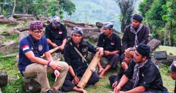 Menteri Pariwisata dan Ekonomi Kreatif (Menparekraf) Sandiaga Salahuddin Uno berbincang dengan para pemain alat kesenian karinding di Situs Megalitikum Gunung Padang. (Foto: @sandiuno)