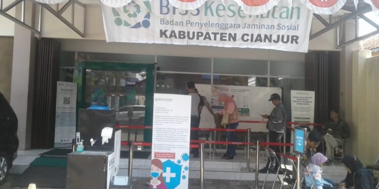 Pelayanan pendaftaran jaminan kesetan nasional (JKN) di Kantor BPJS Kesehatan Cianjur, Jalan Adi Sucipta, Kelurahan Pamoyanan, Kecamatan/Kabupaten Cianjur.