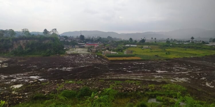 Lahan pembangunan perumahan diprotes warga karena timbulkan dampak banjir.