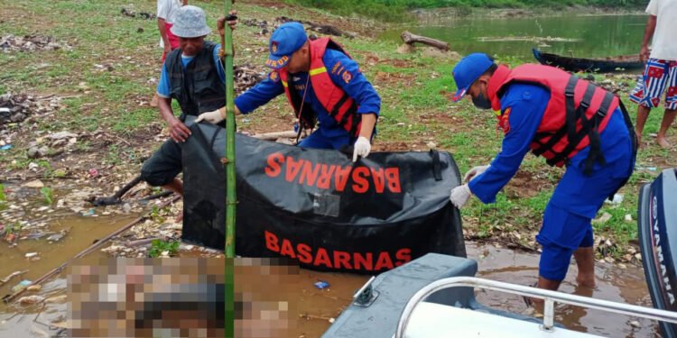 Heboh penemuan mayat di Mande, Cianjur. Hingga berita ini diturunkan, identitas mayat pria belum terungkap