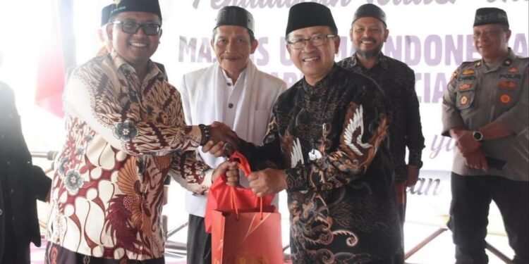 Bupati Cianjur, H. Herman Suherman berikan bingkisan kepada Ketua Yayasan Futuhiyah, Kyai Zaki Mubarak di acara Pendidikan Kader MUI. Foto : Cianjurkab.go.id