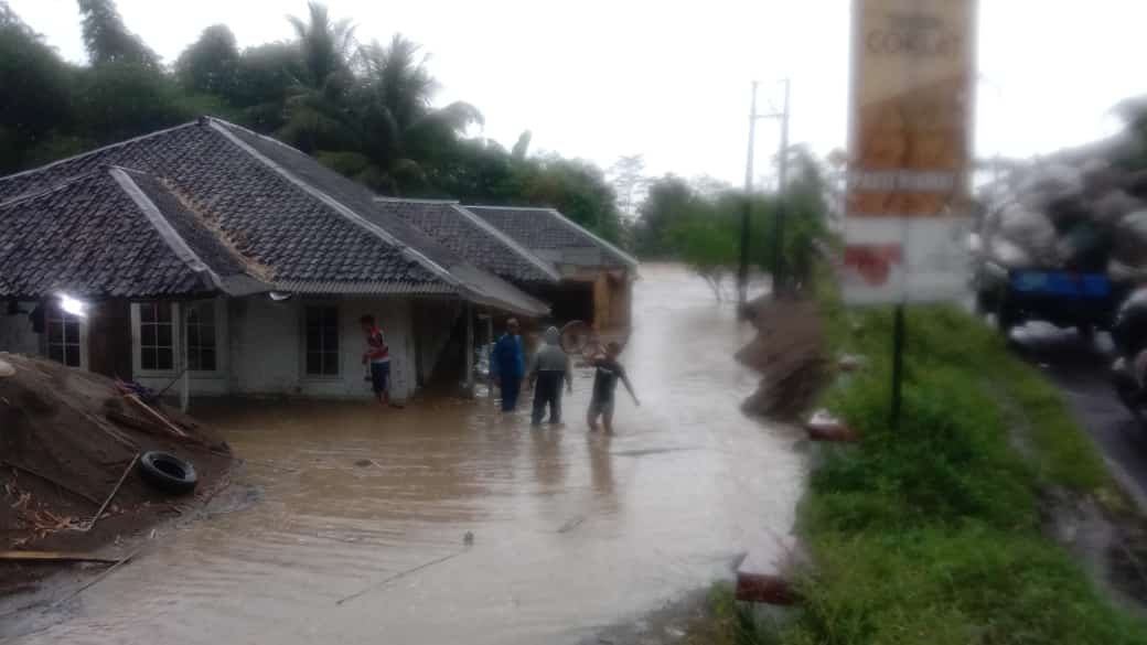 15 Rumah Dan Jembatan Di Kadupandak Terendam Banjir, Jembatan Di ...