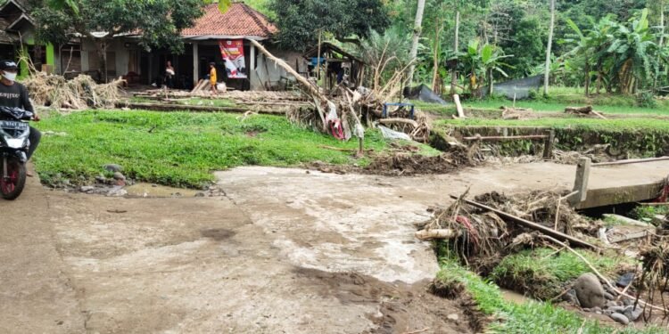 Terdampak - Kondisi Kampung Jogjogan, Desa Cidamar, Kecamatan Cidaun setelah dilanda bencana banjir, Minggu (6/11/2022). Ervan Deta Ramdani/Istimewa