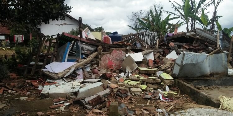 Bangunan SDN Gedeh Sukamulya ambruk diterpa gempa. Foto : Riky