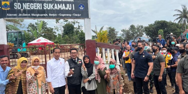 Presiden RI Jokowi tengah kunjungi SDN Sukamaju, Cugenang Cianjur yang rubuh karena gempa. Foto: Ai Rahmawati