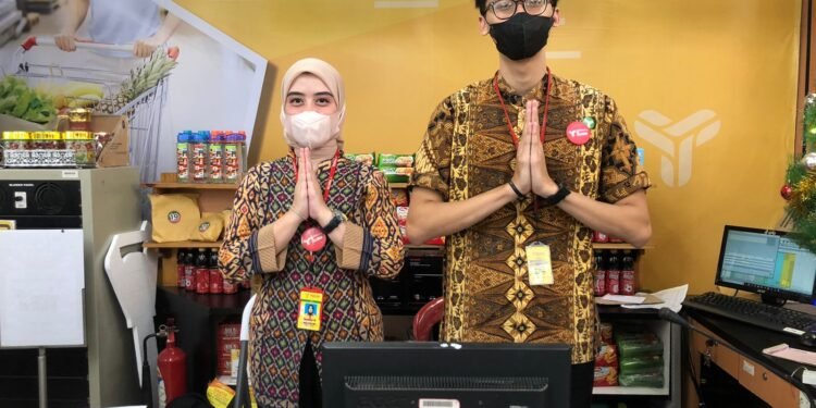 Official Yogya Cianjur tengah pose di bagian informasi Yogya Cianjur. Foto : Anggi Mardina