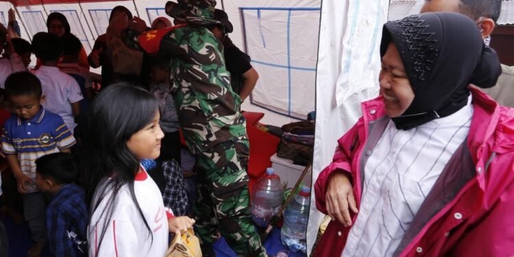 Siti Nur Azizah (10) saat mengikuti pembelajaran bersama teman-temannya di Sekolah Darurat. Foto : Istimewa