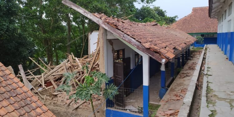 Bangunan SMPN 3 Cianjur yang rusak akibat gempa. (Foto : Riki Yusuf)