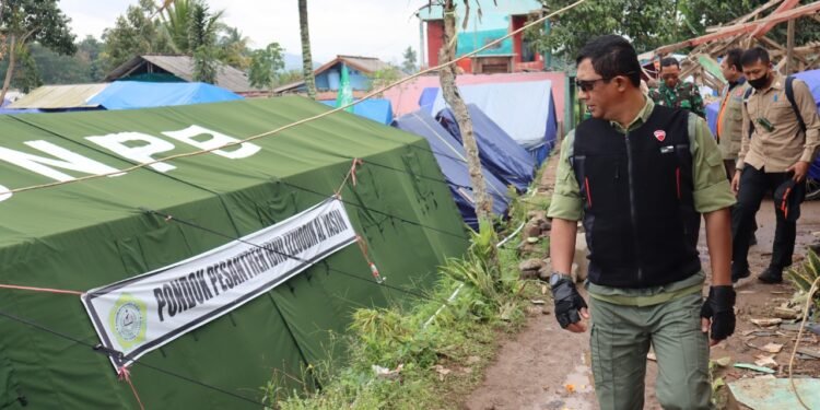 Kepala Badan Nasional Penanggulangan Bencana (BNPB),  Letjen TNI Suharyanto memantau proses pembersihan puing.