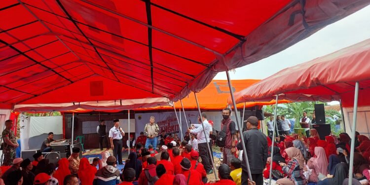 Bupati Cianjur, H Herman Suherman saat menjawab langsung pertanyaan dari warga Desa Nyalindung di helaran Cianjur Bangkit. Foto: Ai