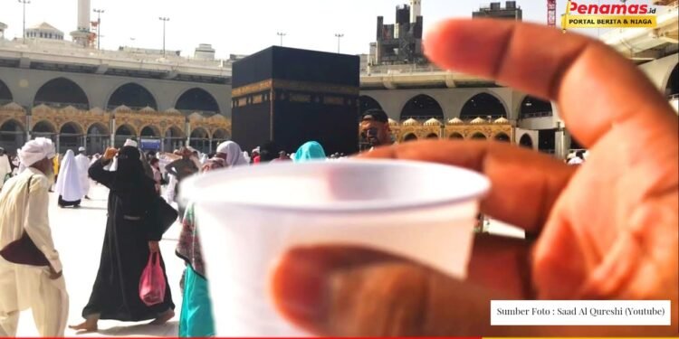 Menjadi Buah Tangan Khas Ibadah Haji, Ini Dia Khasiat Paten Air Zamzam