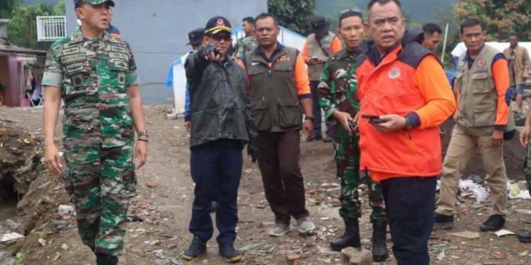 Kepala BNPB, Suharyanto saat meninjau pembangunan rumah terdampak gempa di Cianjur. Foto: Medkom BNPB