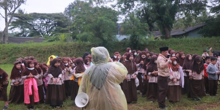 250 Siswa SD Al-Azhar Cianjur Ikuti Pelatihan Kedisiplinan dari Yonif Raider 300/Bjw