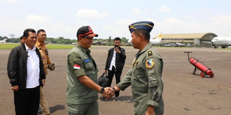 Kepala BNPB, Letjen TNI Suharyanto Tinjau Bencana Longsor Natuna. Foto: BNPB