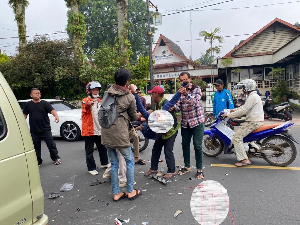 Braak! Dua Motor Tabrak Minibus Di Jalan Raya Cipanas, Satu Orang Luka ...