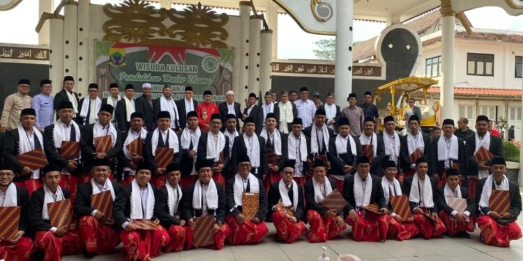 Wisudawan PKU MUI Cianjur berlangsung sakral dan khidmat di Pendopo Pancaniti Cianjur. Foto: Ayi