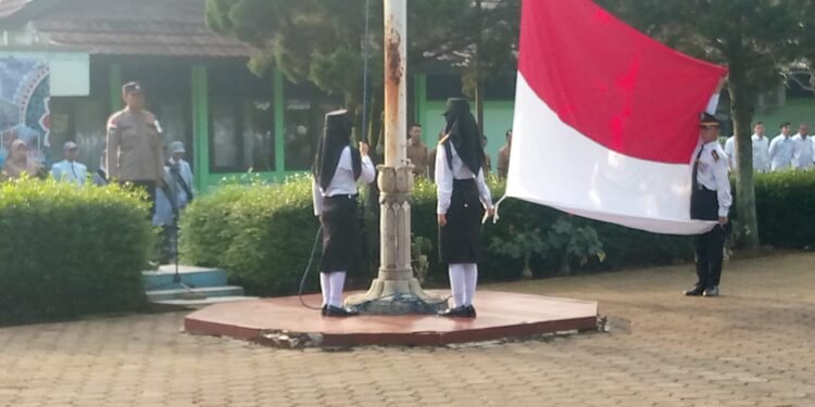 Sat Binmas Polres Cianjur Berikan Pembinaan dan Penyuluhan pada Siswa di SMKN 2 Cilaku