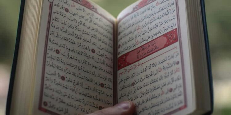 Al-Quran Terkecil dan Terbesar di Dunia Ternyata Ada di Indonesia, Lho!