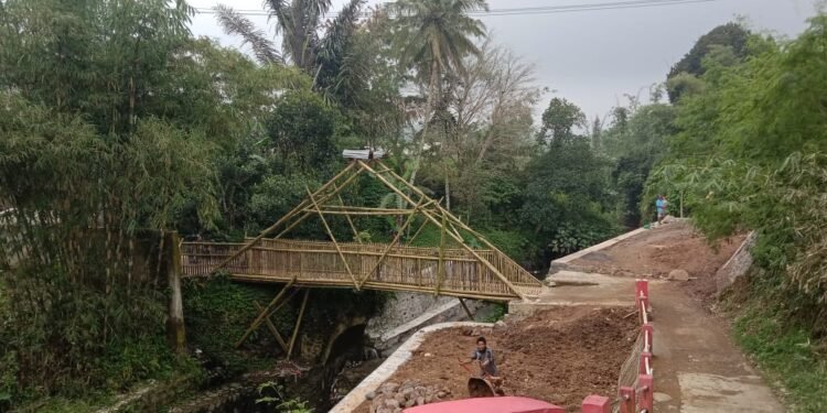 Warga Ciwalen Bingung, Jembatan Ambruk Kok Dibangun Pakai Dugem? Foto: Ricky