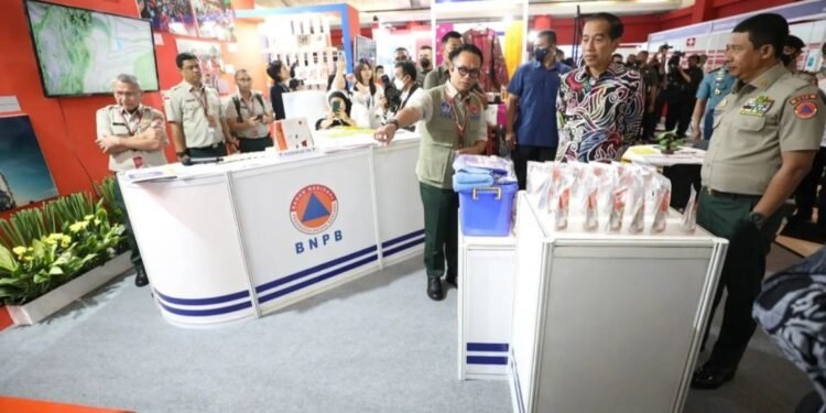 Presiden Jokowi saat meninjau booth pameran di Rakornas PB 2023. Foto: BNPB