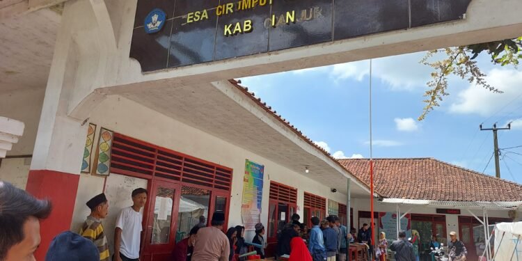 Bank Mandiri lakukan pencairan dana stimulan 'On Site' di Desa Cirumput, Cugenang, Cianjur. Foto: Rizky