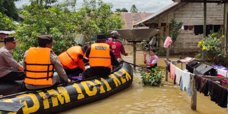 Tim gabungan cek kondisi warga, usai Bupati Kapuas tetapkan status tanggap darurat. Foto: BNPB