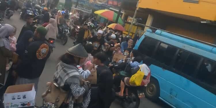 Paguyuban SSI Bagi-bagi Takjil di Pusat Keramaian Perlintasan Cibeber