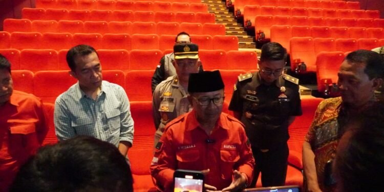 Bupati Cianjur, H. Herman Suherman meninjau Teater XXI Cianjur yang akan buka pada 27 April 2023. Foto: Ai