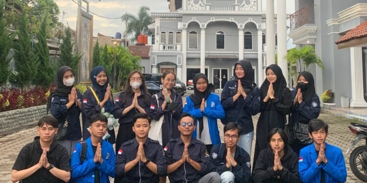 Mahasiswa UNPI angkatan 2022, berbagi takjil di sekitar Cianjur. Foto: Rls