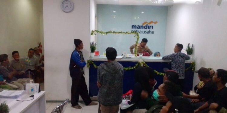 Proses pencairan dana gempa di Bank Mandiri Warungkondang, Cianjur. Foto: Rky