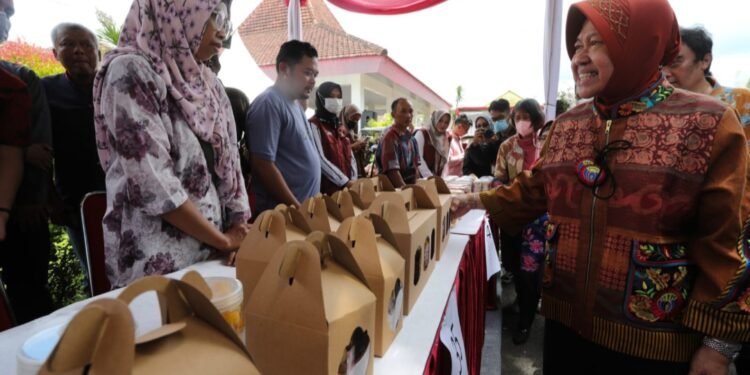 Menteri Sosial, Tri Rismaharini meninjau Roadshow PENAyang melibatkan 70 PM di Malang. Foto: Rls