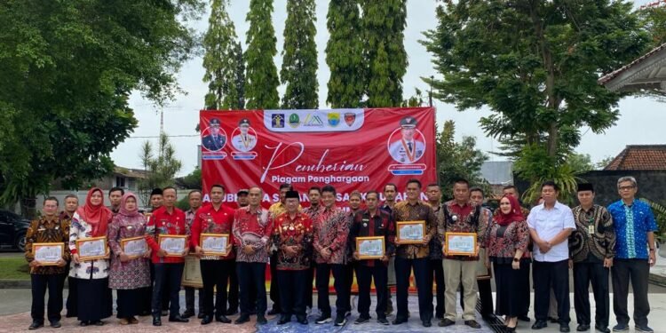 Bupati Cianjur Berikan Penghargaan pada 10 Desa Sadar Hukum