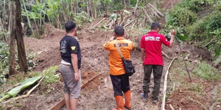 Retak Akibat Banjir, Jembatan Penghubung Kecamatan Ciranjang-Bojongpicung Ditutup Sementara