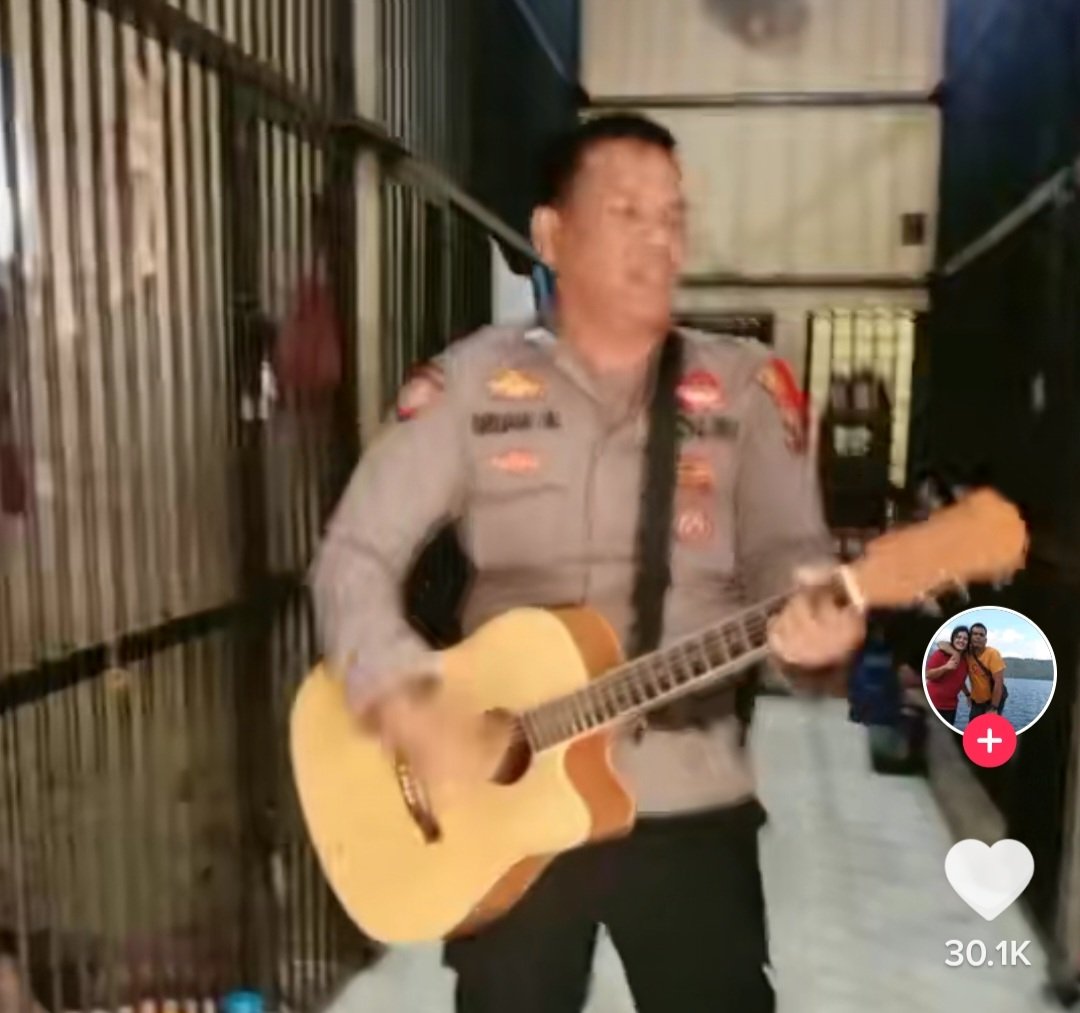 Viral Polisi Hibur Tahanan Dengan Bernyanyi Bersama Saat Momen Lebaran